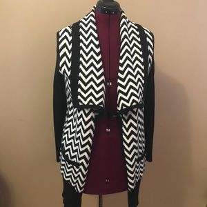 Chico’s cream & black chevron print cardigan EUC